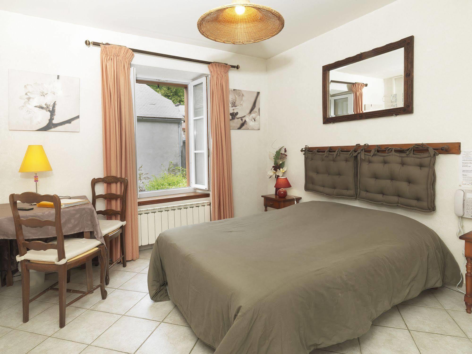 Auberge De L'Isard Saint-Denis  Extérieur photo